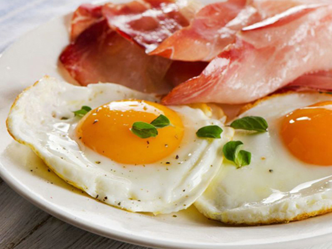 Яичница с колбасой и помидорами, жаренная на сковороде – 3 простых рецепта с фото