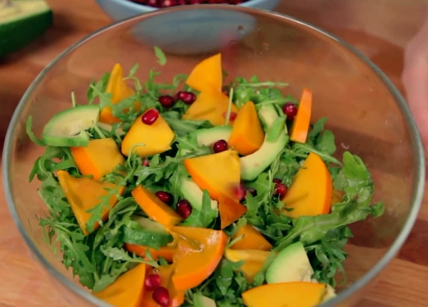 Лёгкий овощной салат с дрессингом из манго, авокадо и горчицы