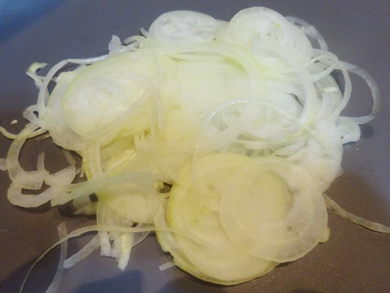 Салат из печени с фасолью