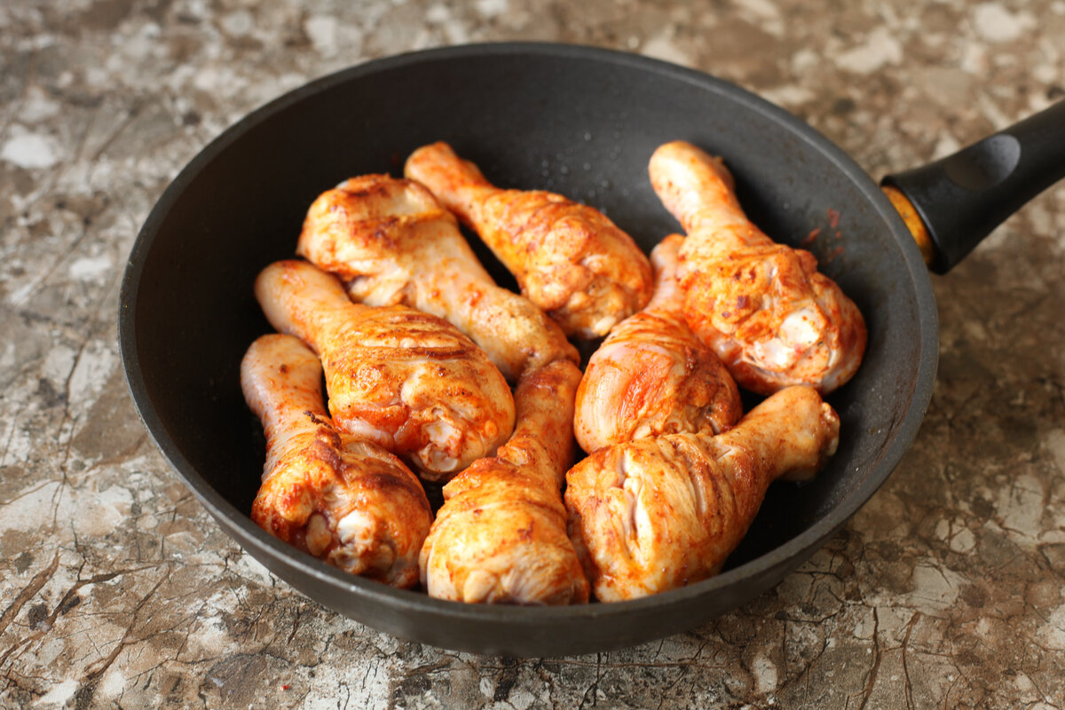 Куриная голень самый вкусный рецепт. Куриные голени на сковороде. Голень куриная жареная. Курица фото в сковороде. Жареная Курочка на сковороде.