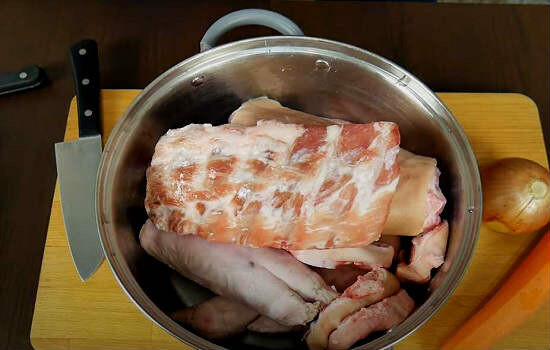 Домашний холодец со свининой и петухом