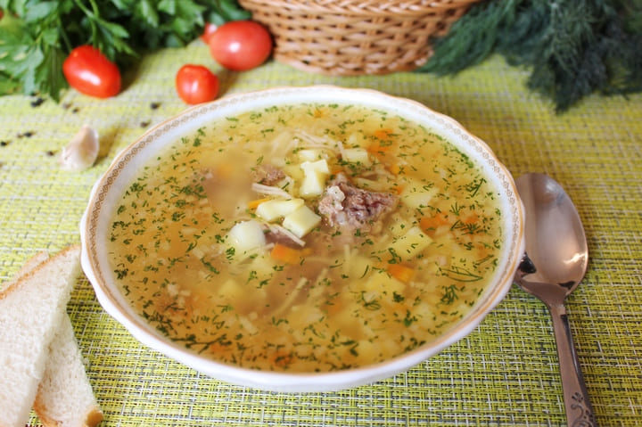 Простой суп из тушенки и картошки