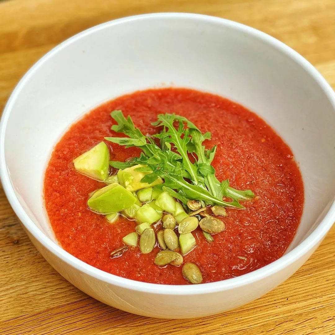 Суп томатный рецепты из свежих. Андалузский гаспачо. Томатный суп гаспачо. Помидорный суп гаспачо. Испанский гаспачо.