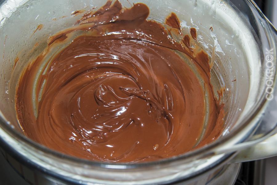 Растопить шоколад на бане. Растопленный шоколад. Растопить шоколад для глазури. Шоколад для растапливания. Плавленный шоколад.