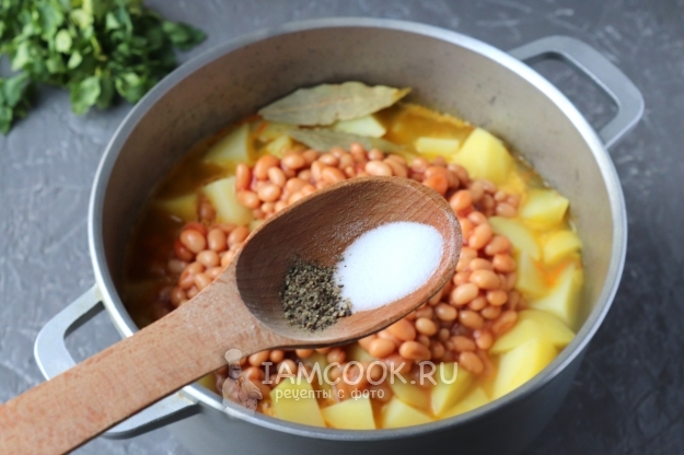 Картофель с перцами и фасолью в томатном соусе