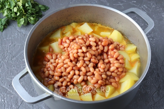 Картофель с перцами и фасолью в томатном соусе