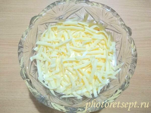 Слоеный салат с крабовыми палочками и сыром