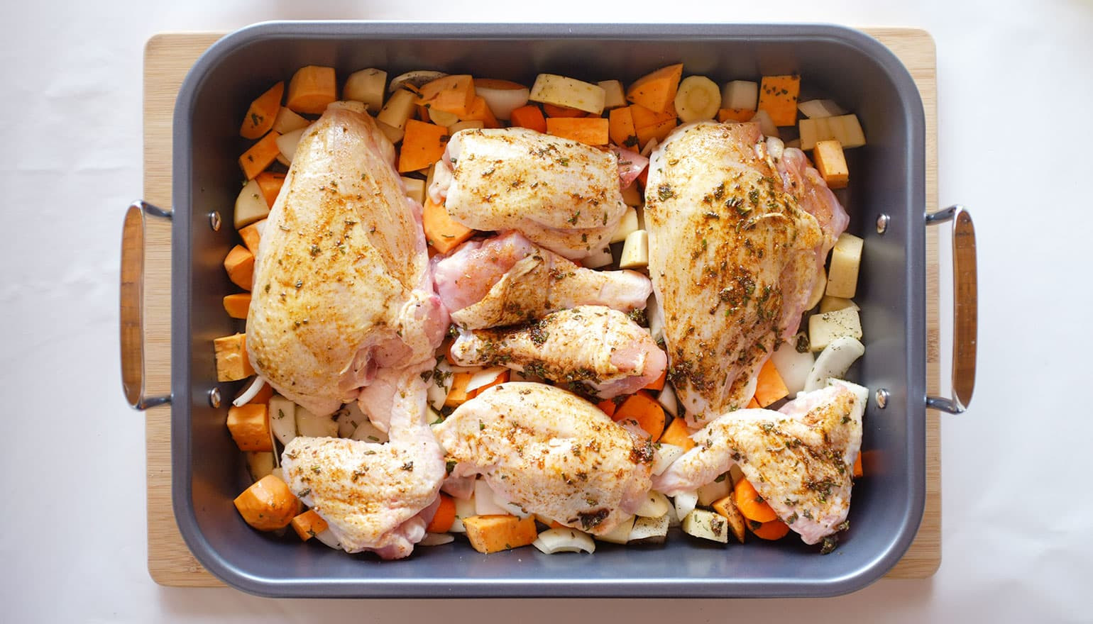 Что приготовить в форме для запекания. Курица запеченная с овощами. Курица с овощами в духовке. Курица запеченная с овощами в духовке. Куриная грудка с овощами в духовке.