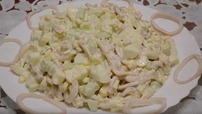 Диетический салат с кальмарами, яйцами и овощами
