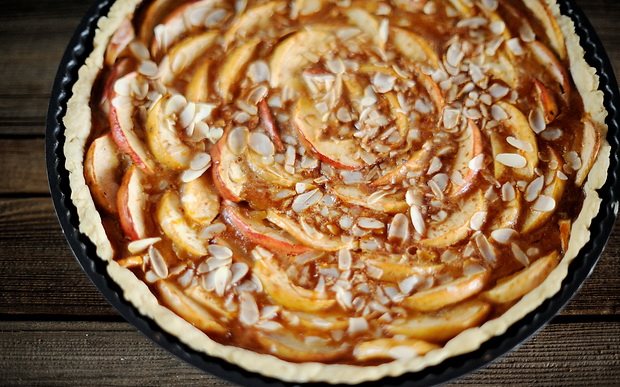 Пирог с карамелизированными яблоками