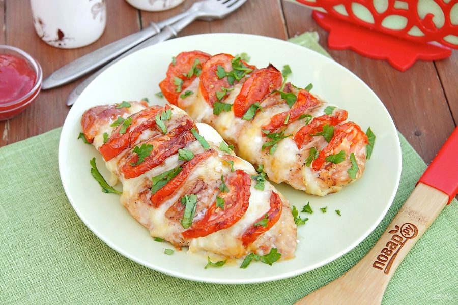 Куриное филе в стиле «капрезе» с томатами и моцареллой