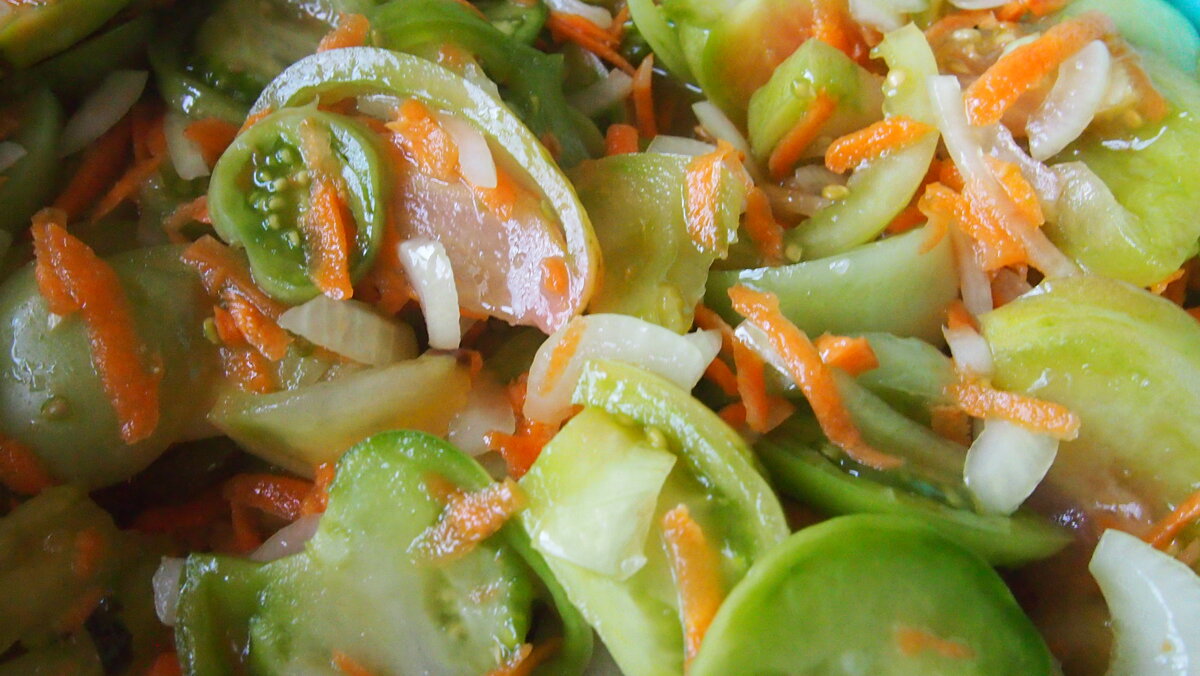 Салат из зеленых помидоров на зиму: 7 лучших рецептов