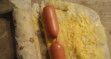 Сосиски в лаваше в картофельно-сырной шубке
