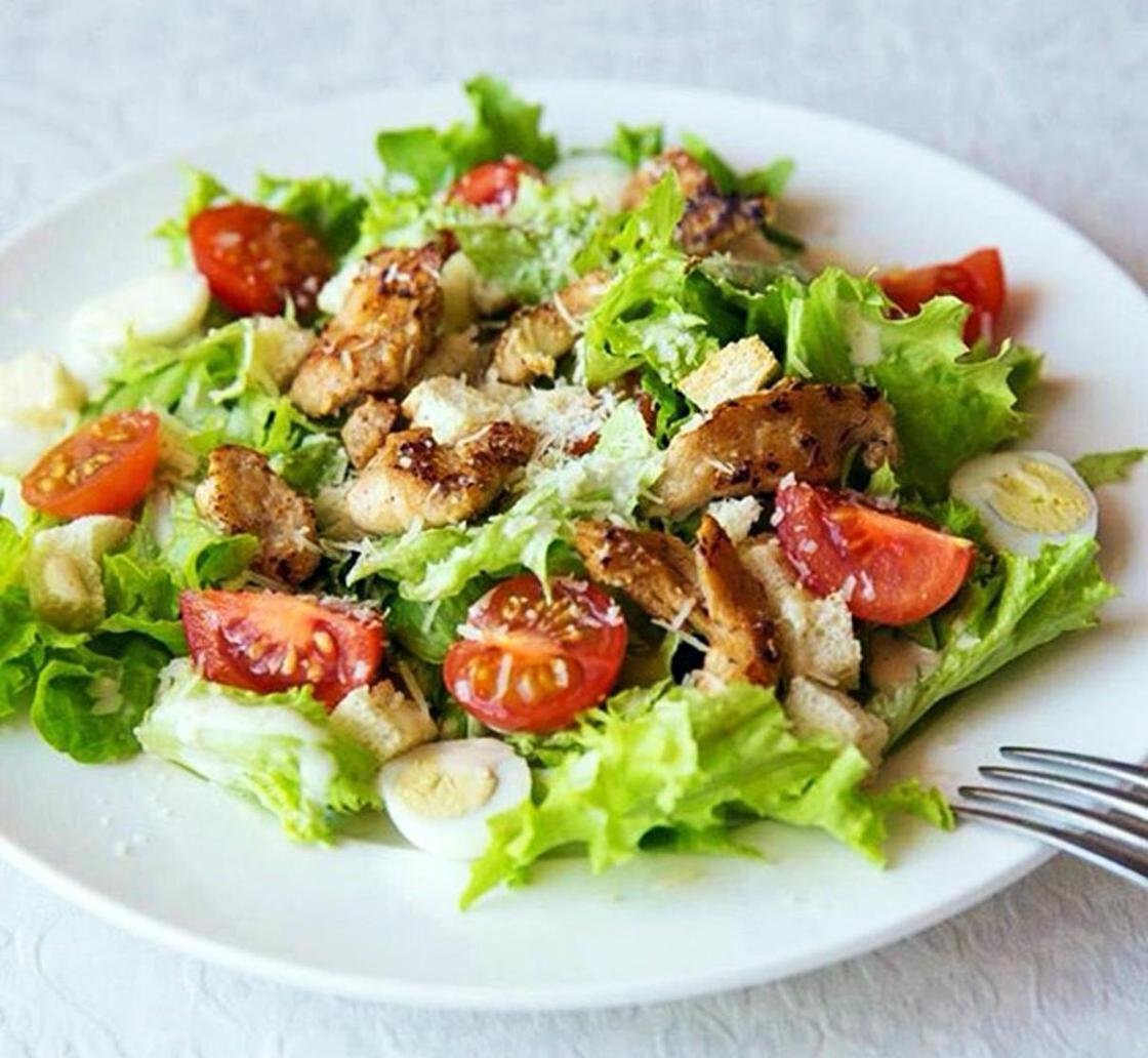 Салат цезарь с курицей и сухариками в домашних условиях: 5 пошаговых рецептов вкусного салата
