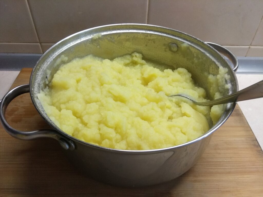 Картофельное пюре - как приготовить воздушное и без комочков с добавлением молока, масла или воды