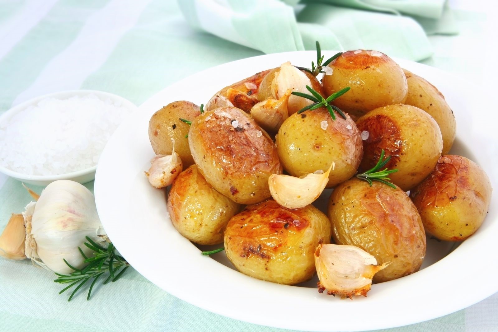 Запеченный молодой картофель: вкусные рецепты приготовления