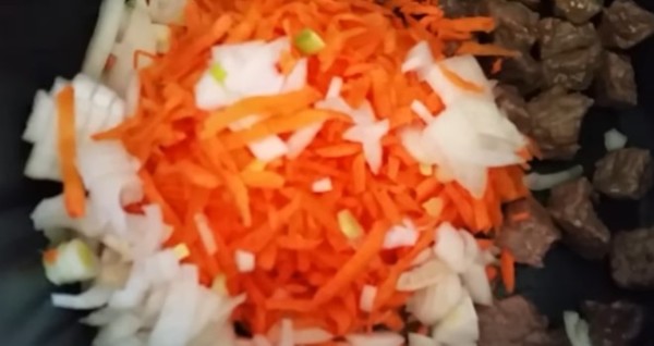 Картофель с морковью тушенные в сливках в мультиварке