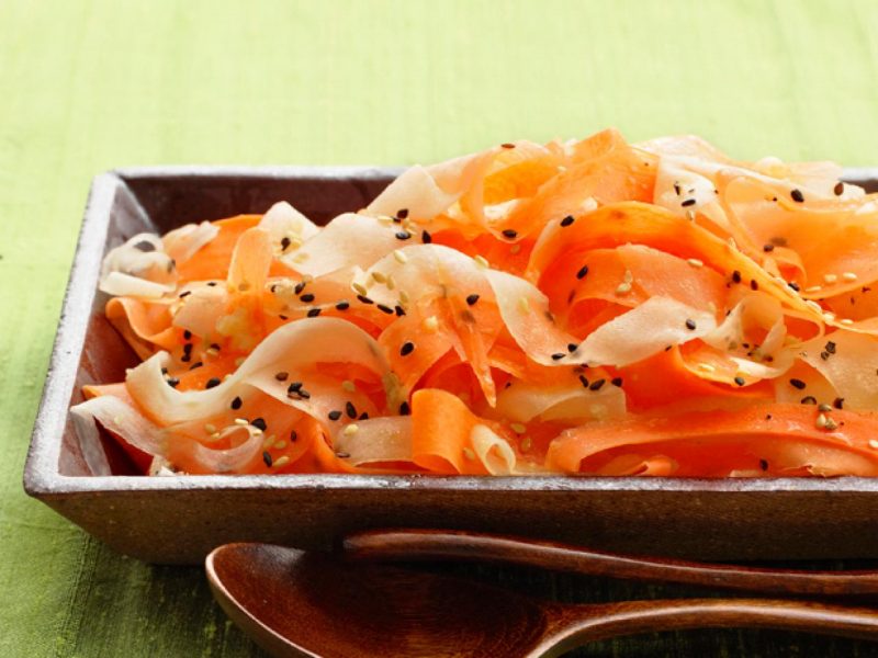 Овощной салат с дайконом и кунжутом