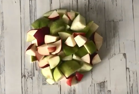 Яблочный пирог с пудингом и марципаном