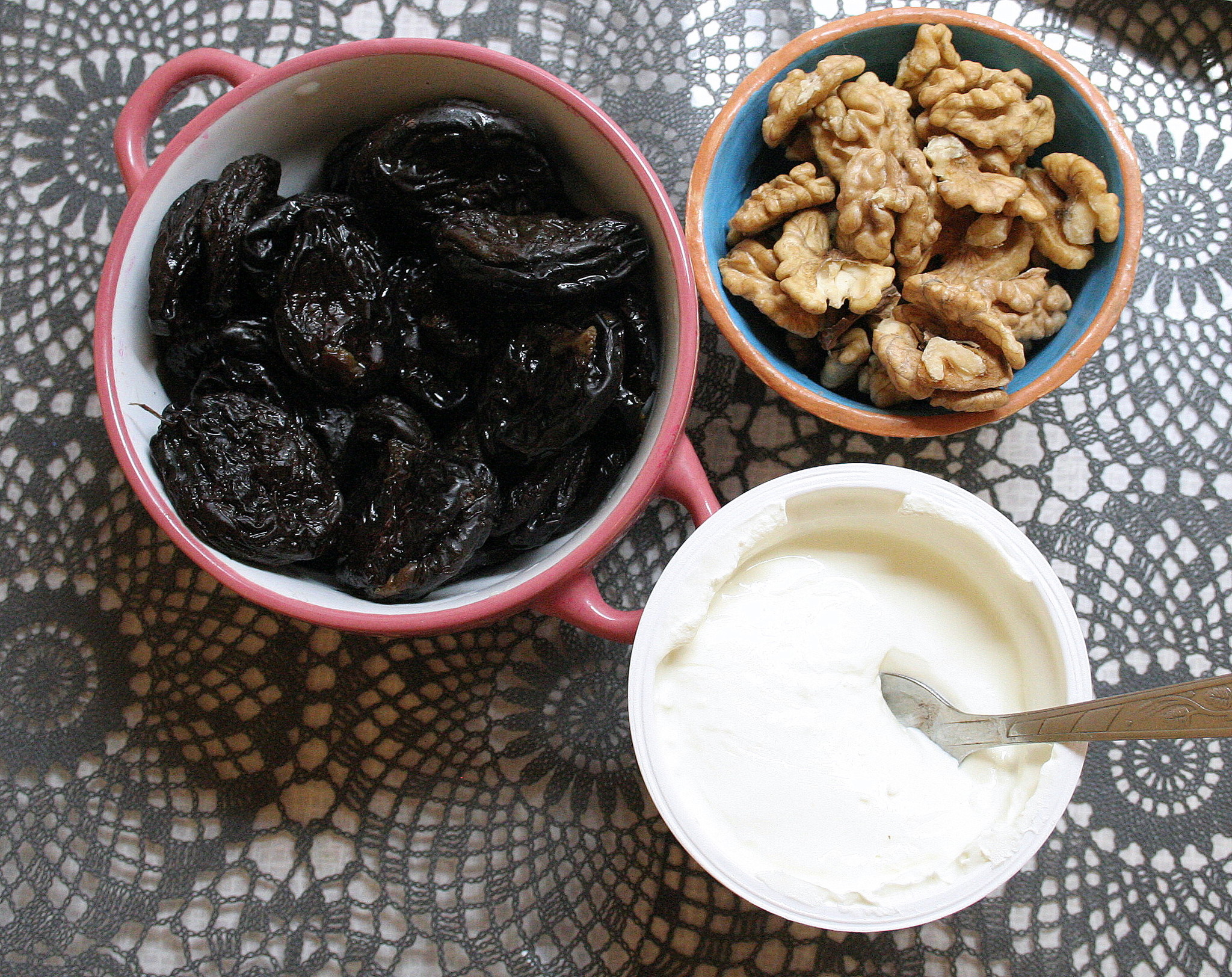 Чернослив с грецким орехом в сметане – нежный десерт или пикантная закуска?