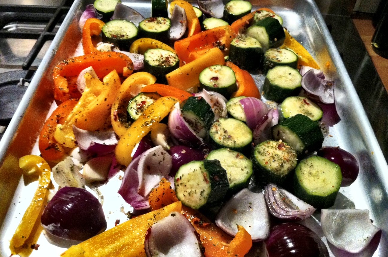 Диетически запечь овощи. Овощи в духовке. Запеченные овощи ассорти. Овощи запеченные в духовке на противне. Печёные овощи в духовке.