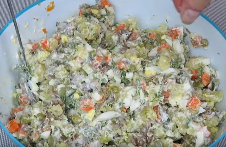 Слоеный салат со свининой, яйцами и овощами