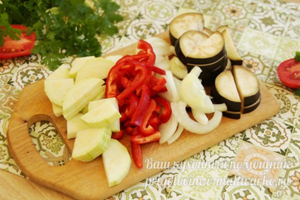 Хек в сметанно-майонезной заливке с овощами, запечённый в духовке
