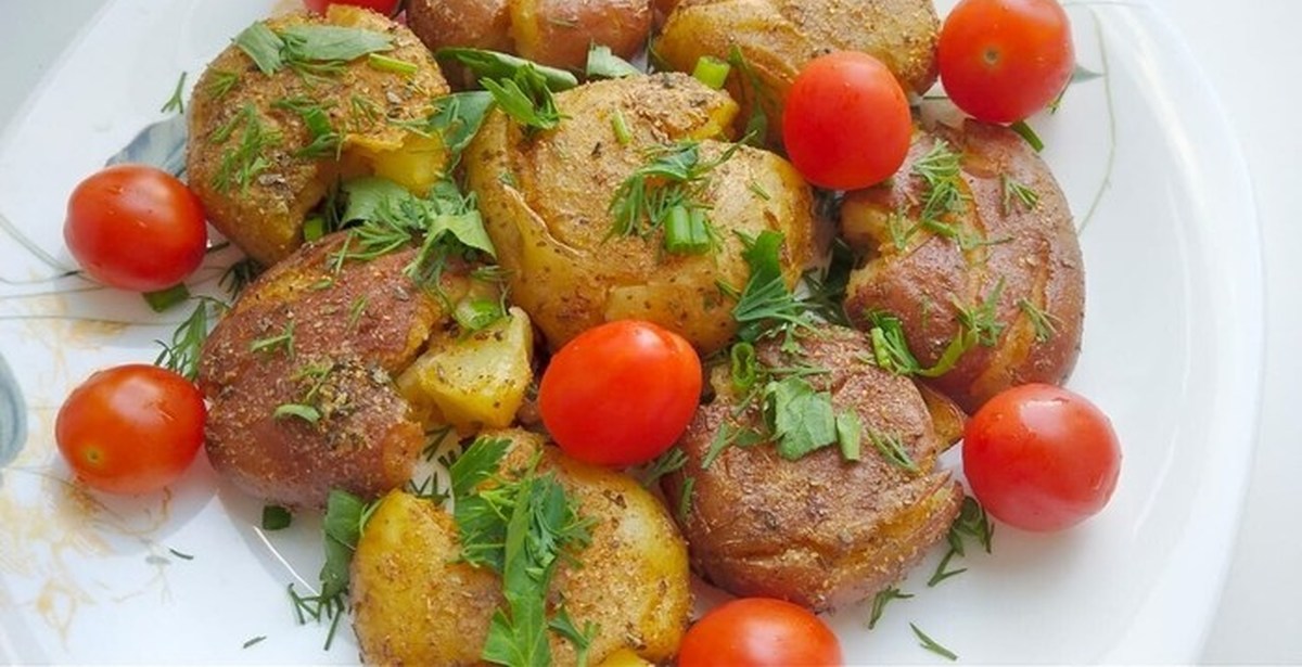Картошка по-деревенски в духовке — простые и вкусные рецепты запеченного картофеля