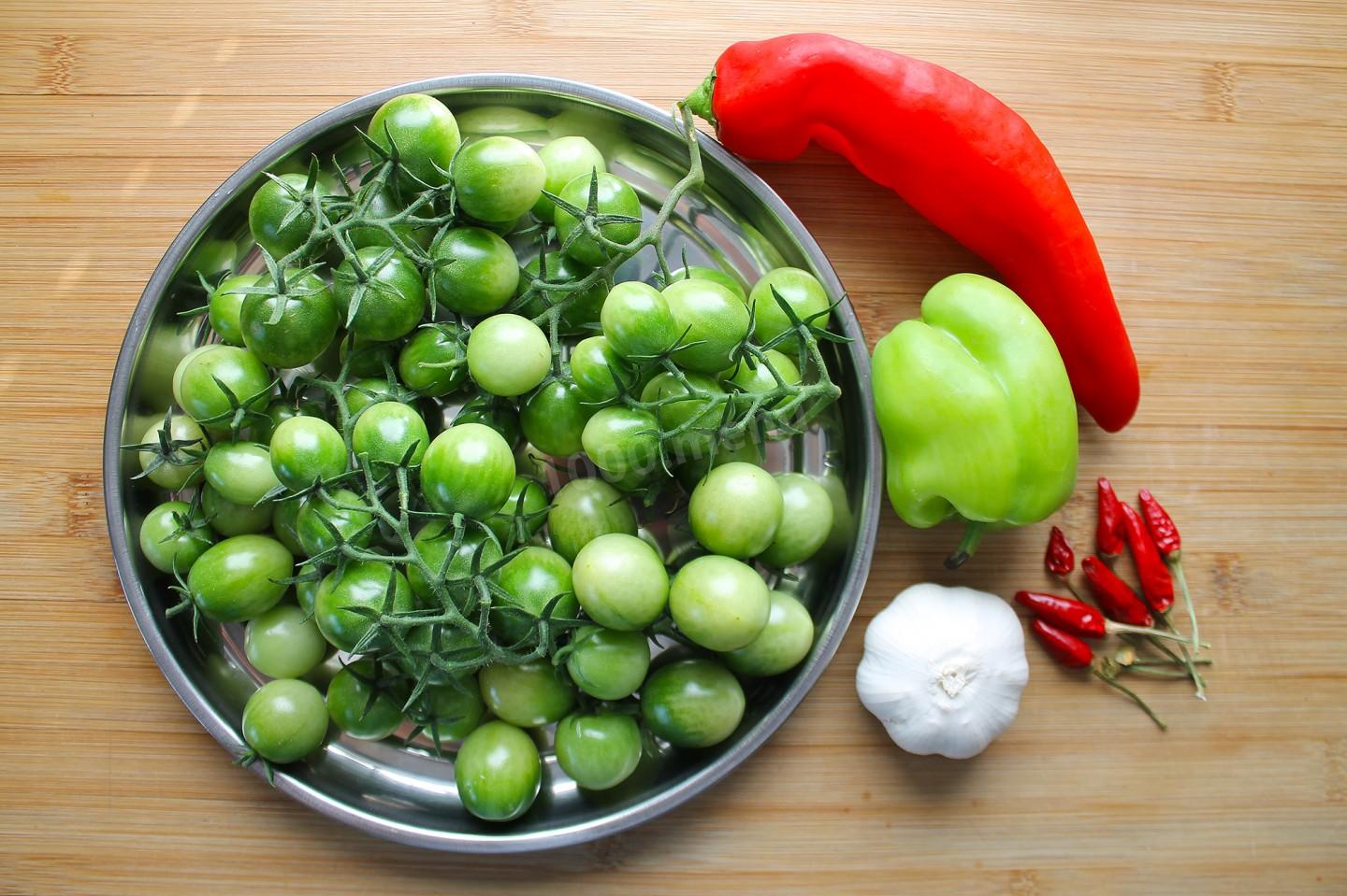 Салат из зеленых помидор: 10 лучших рецептов