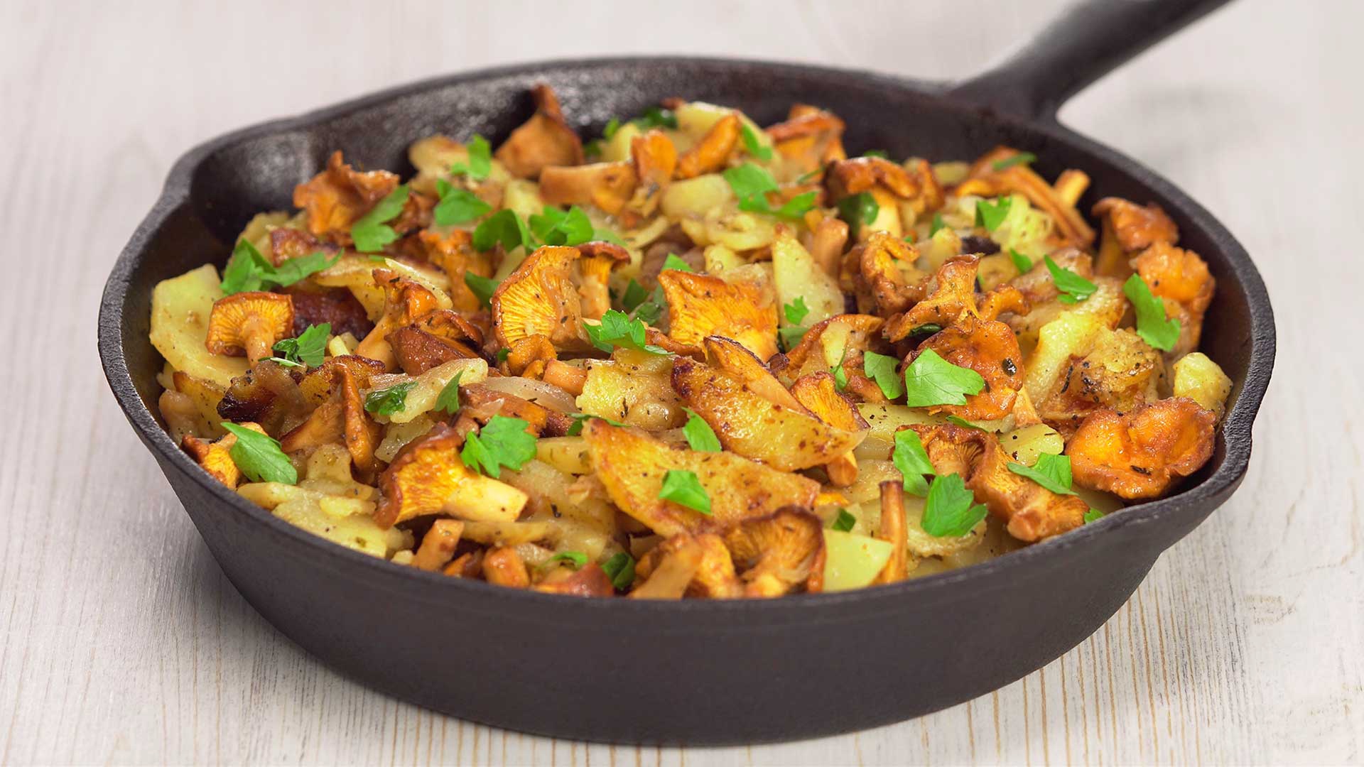 Жареная картошка с грибами — пошаговые рецепты на сковороде