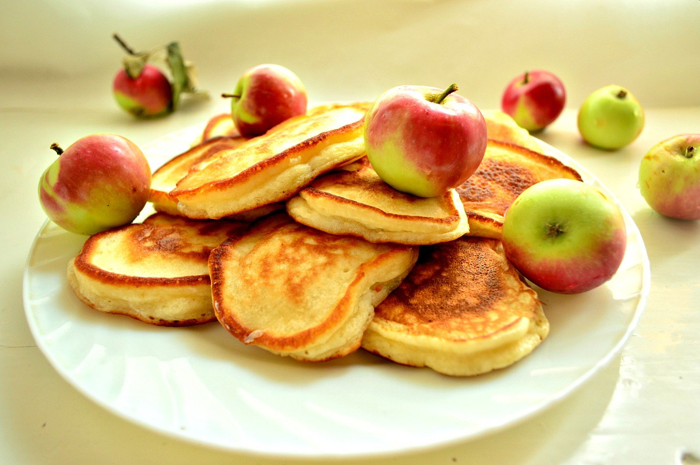 Оладьи с яблоками на кефире – 10 рецептов с фото (пышные)