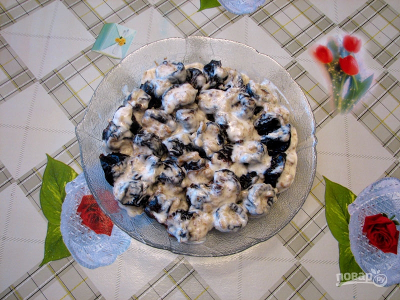 Чернослив с грецкими орехами в сметане: рецепт с фото