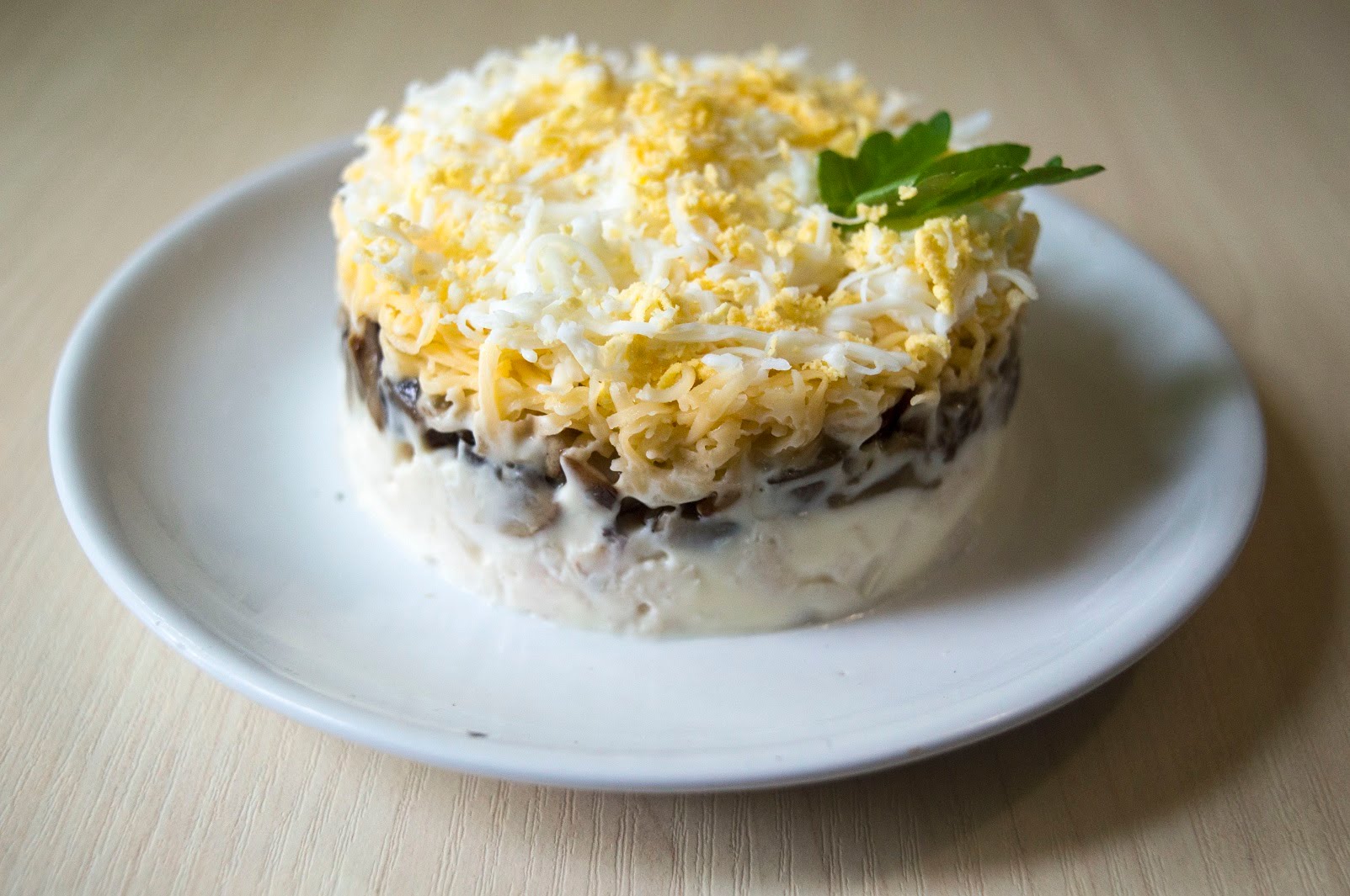 Салат с грибами и курицей и сыром – быстро, дешево и вкусно: рецепт с фото и видео