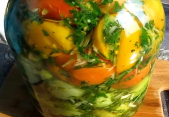 Жареные зеленые помидоры под белым соусом