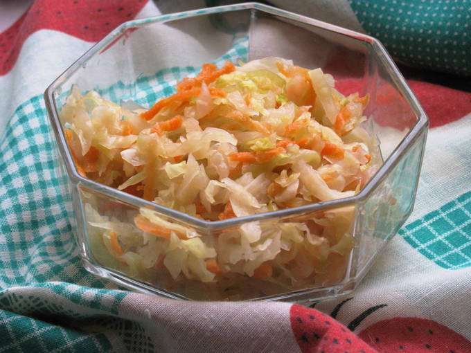 Постный салат с квашеной капустой