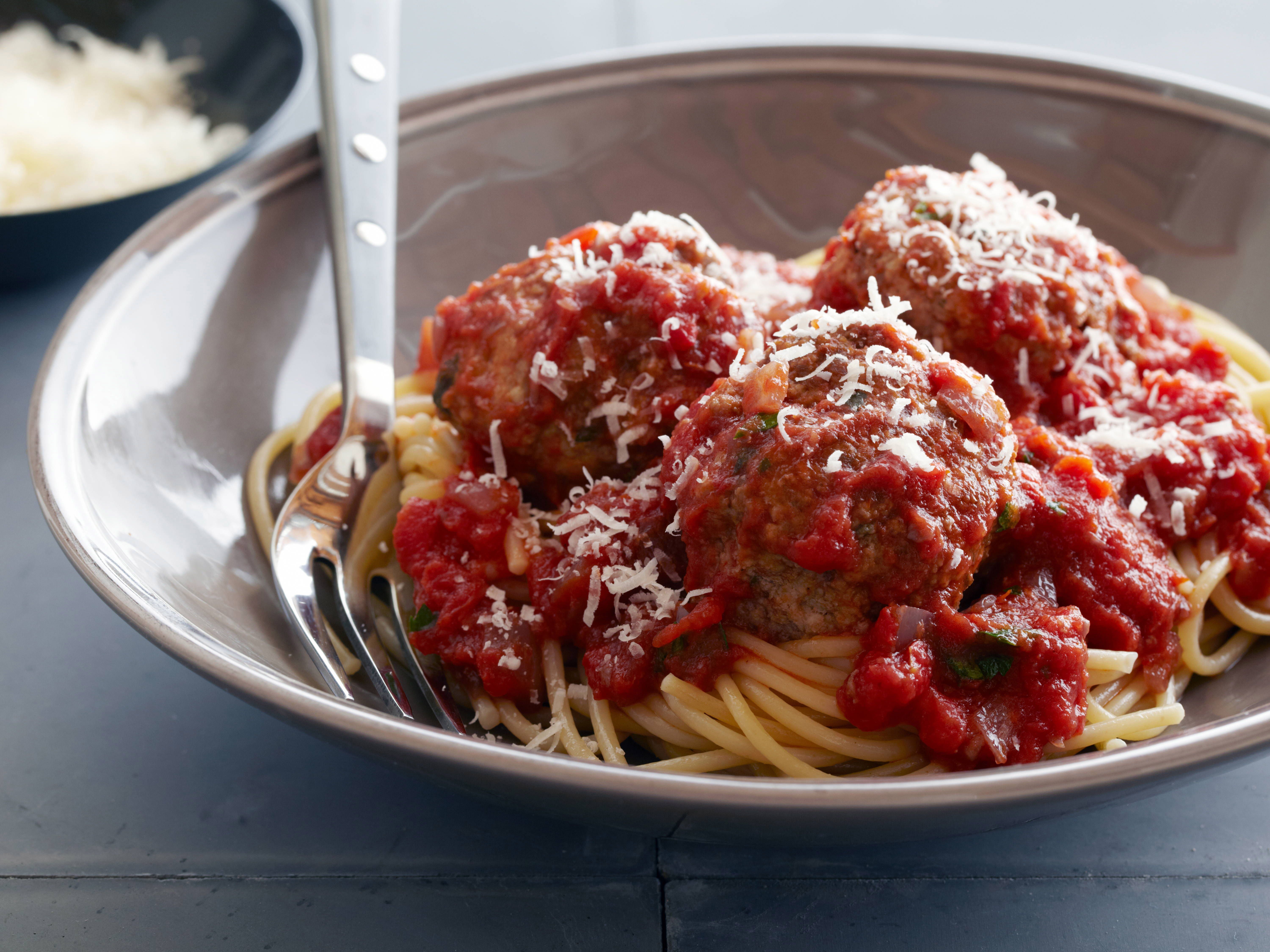 Спагетти с фрикадельками (spaghetti sauce with meatballs)
            самые сочные самые мясные фрикадельки в томатном соусе на вашей тарелке