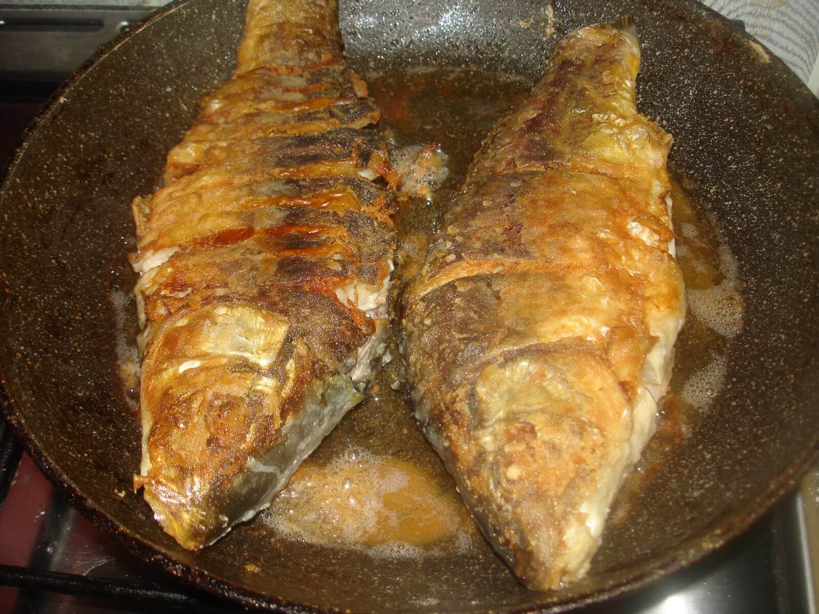 Сколько жарить карпа. Жареная рыба Карп. Карп жареный на сковороде. Сазан на сковороде. Жареная рыба на сковороде фото.