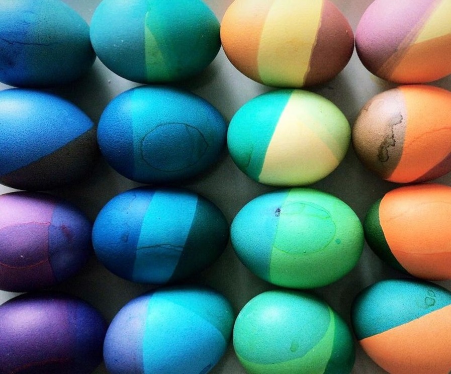 Когда красить яйца на пасху 2024 году. Крашеные яйца. Варианты окраски яиц. Окрашивание яиц с резинками. Красиво покрасить яйца на Пасху.