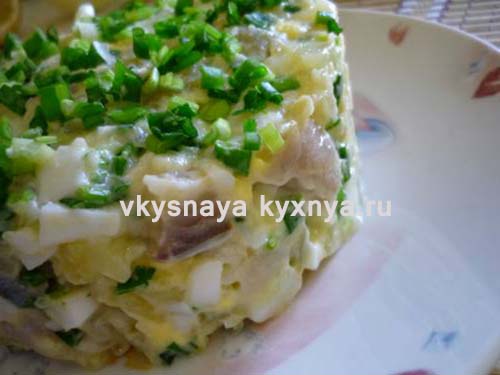 Слоеный салат с яйцом, свеклой и селедкой