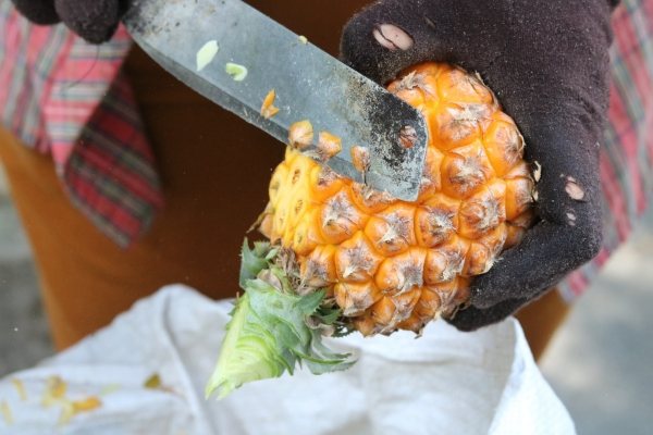 Как почистить и разрезать ананас красиво
