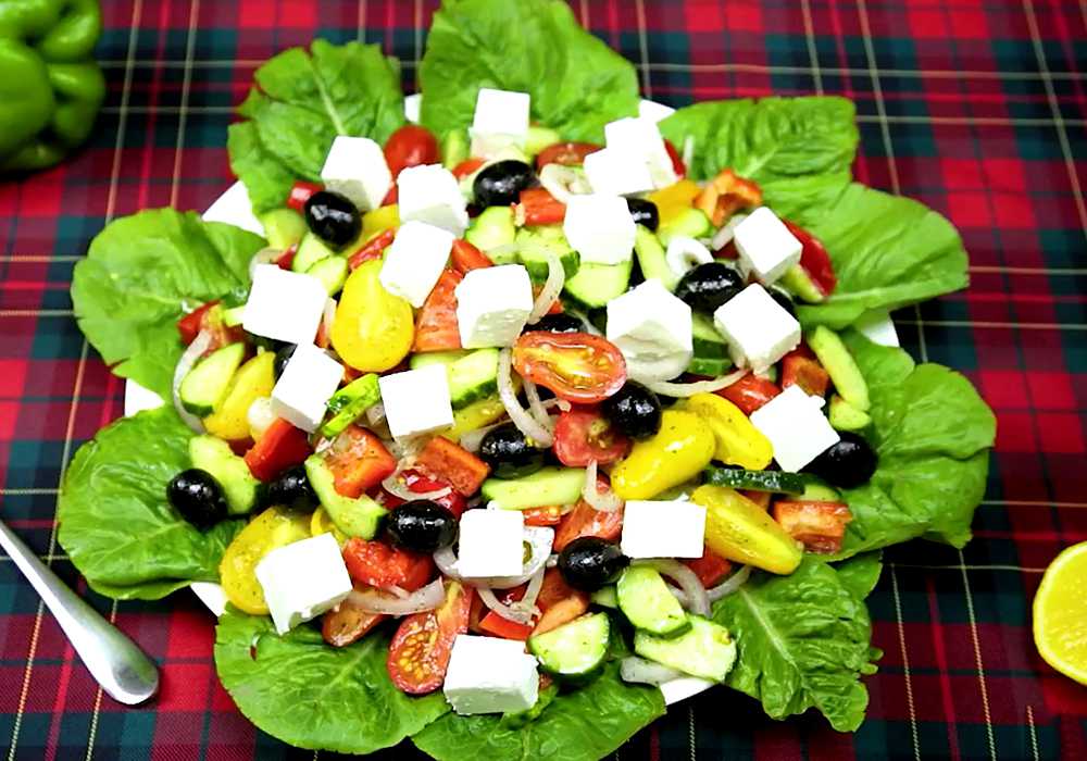 Греческий салат с фетаксой и маслинами, помидорами и огурцом/ рецепт с фото