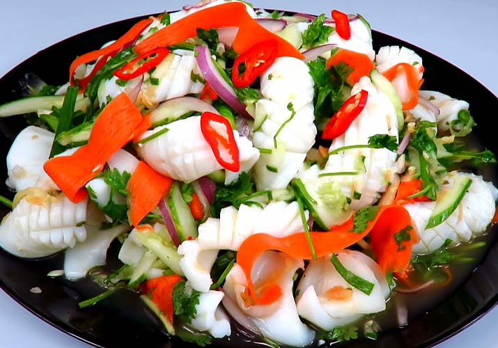 Тёплый салат с кальмарами