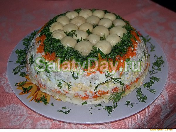 Постный слоеный салат с грибами и помидорами