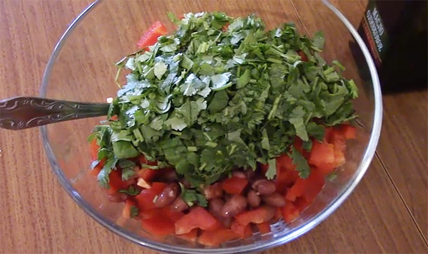 Салат из печени с фасолью