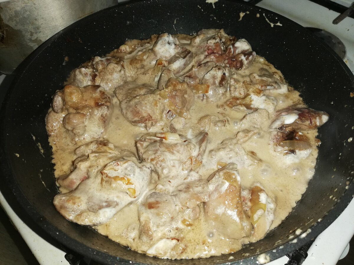Курица на сковороде в сметанном соусе: как приготовить блюдо