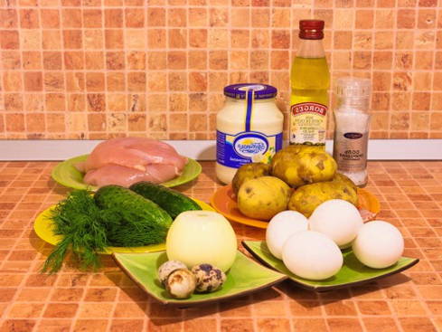 Слоеный салат со свининой, яйцами и овощами