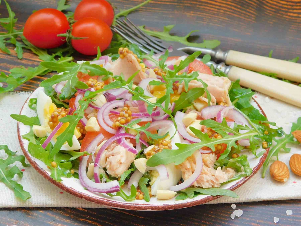 Салат с консервированным тунцом - 7 классических рецептов