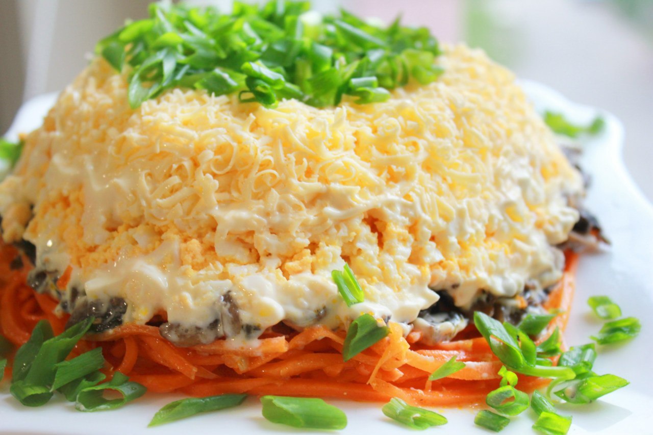 Салаты с корейской морковью: топ-11 пошаговых рецептов с фото. с копченой курицей, фасолью, перцем, колбасой, огурцом