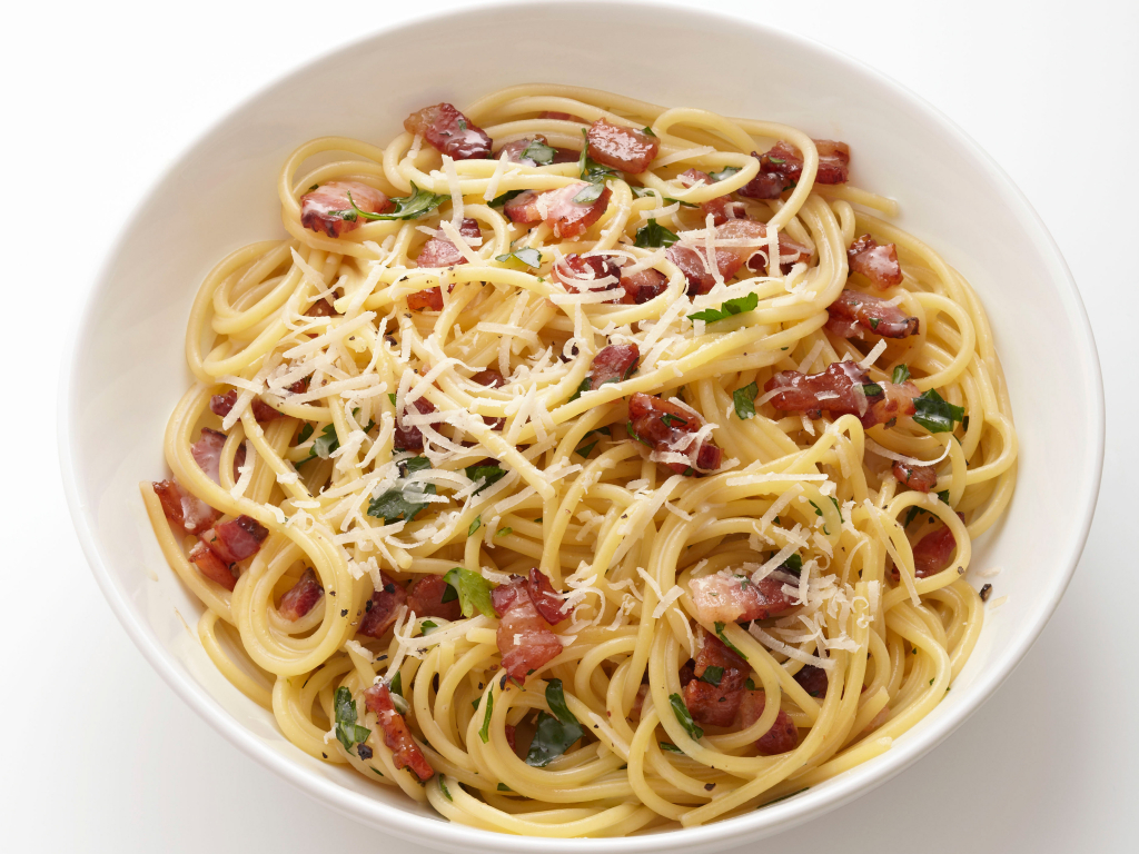 Запеканка со спагетти, беконом и грибами