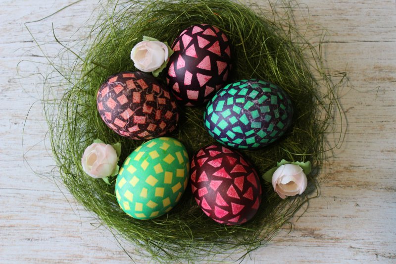 Как покрасить яйца в луковой шелухе с рисунком и узорами - пошаговые рецепты с фото
